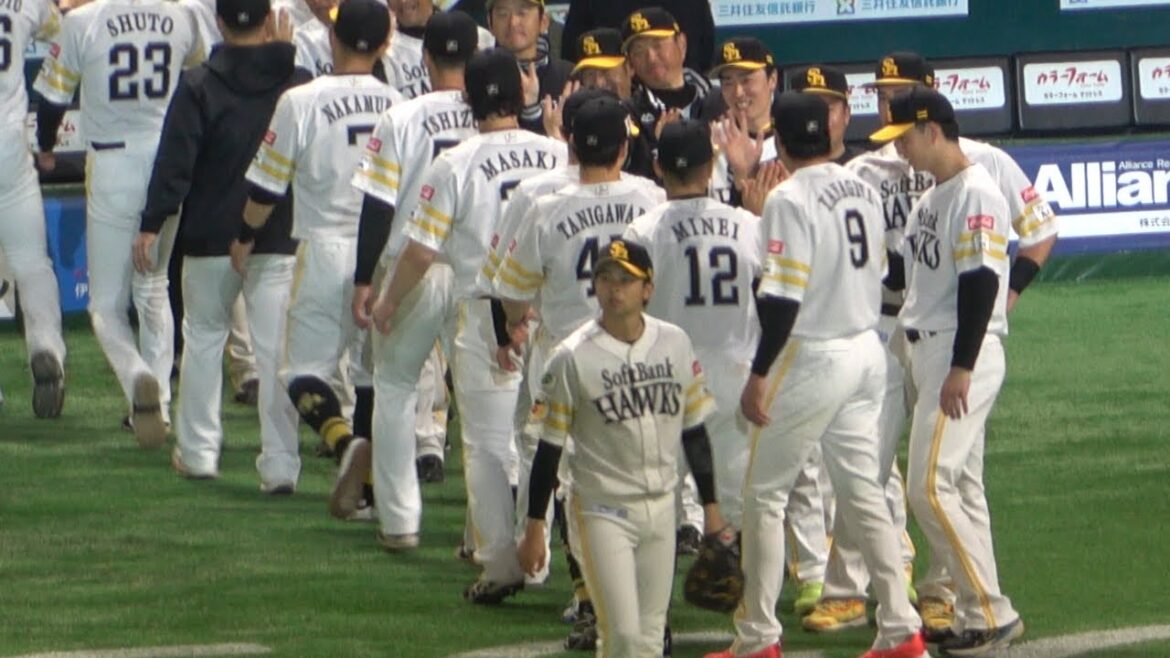和田毅が満面の笑みで引退試合「勝利のハイタッチ」福岡ソフトバンクホークス‐北海道日本ハムファイターズ2025オープン戦、執念の逆転勝利！チームと歓喜を分かち合う