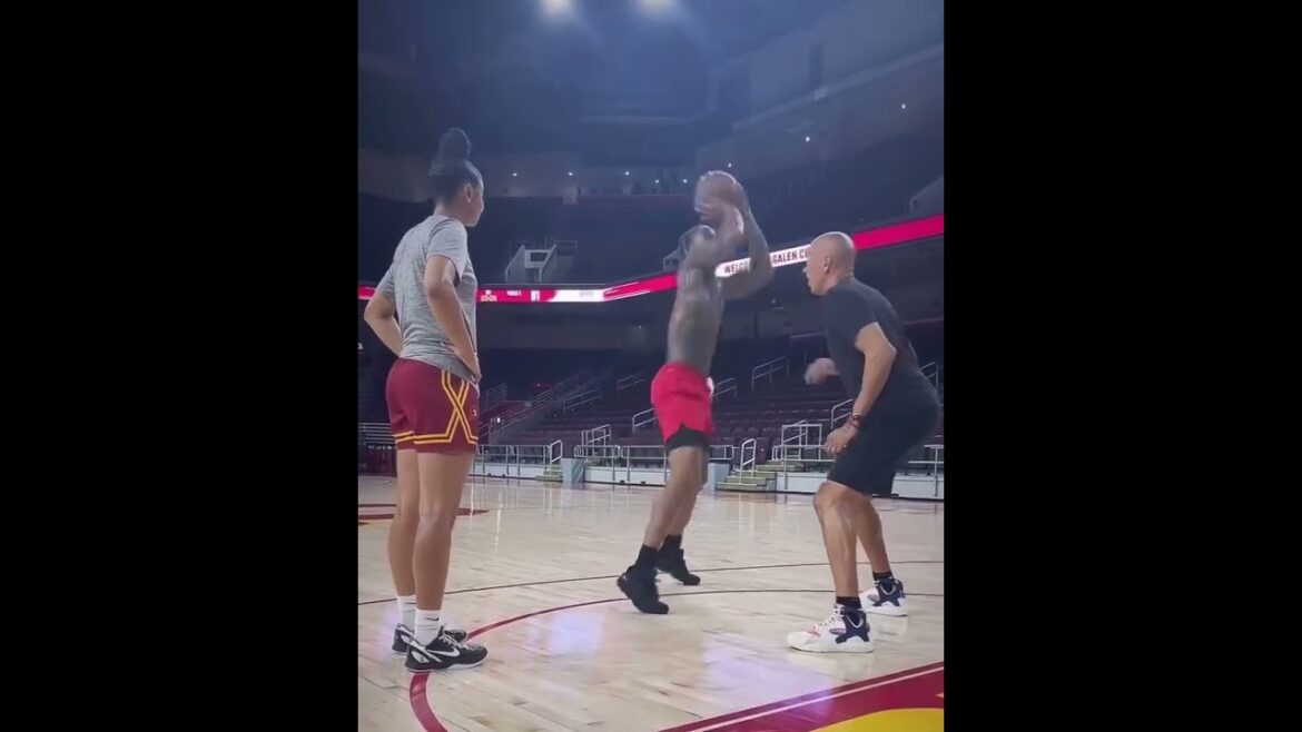 JuJu Watkins & DeMar DeRozan putting in that offseason work 😤 (via @demar_derozan/IG) #shorts JuJu Watkins & DeMar DeRozan putting in that offseason work 😤 (via @demar_derozan/IG) #shorts