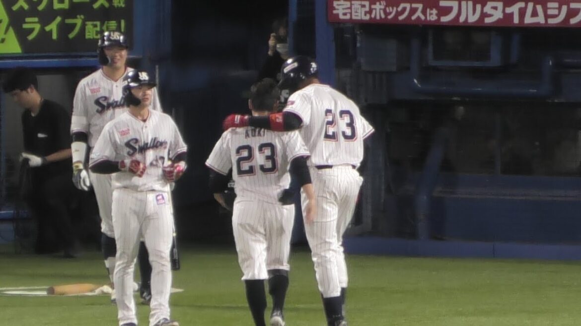 【青木宣親引退試合】17号3ランをぶっ放したサンタナを出迎える青木宣親