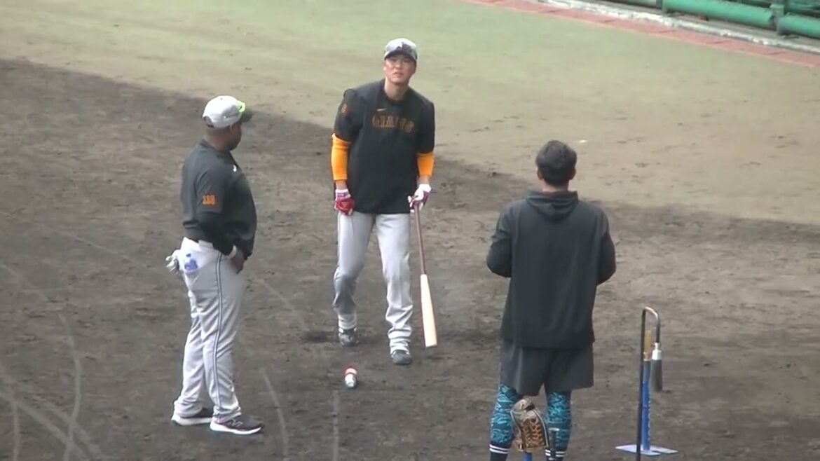 ウィーラーコーチと話したりしながらトスバッティングする坂本勇人（読売ジャイアンツ那覇キャンプ 2025年2月20日）