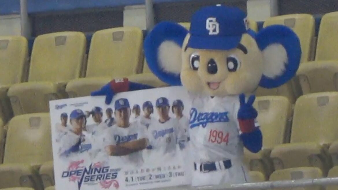 ドアラ　5階席からVサイン　中日ドラゴンズVS東北楽天ゴールデンイーグルス　2025/03/21