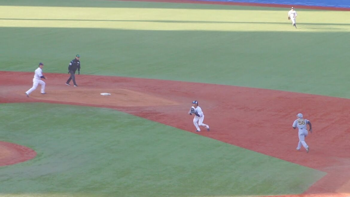 ヤクルト 武岡龍世のキャッチによる、463のダブルプレー　オープン戦 ヤクルト vs 阪神　2025年3月18日(火)　神宮球場