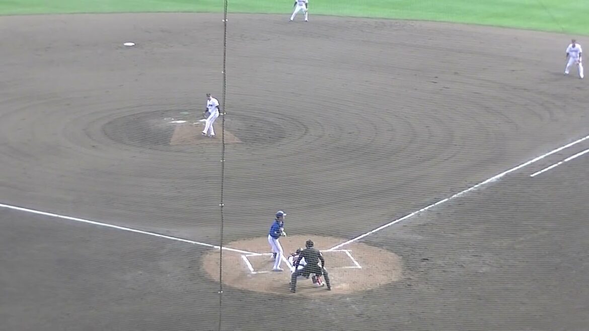 蝦名達夫のピッチャーゴロを処理する石川達也 　2025年2月18日 読売ジャイアンツ沖縄キャンプ 対DeNA練習試合