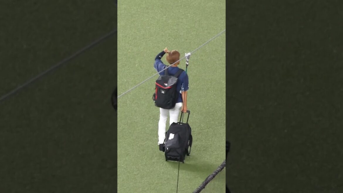 田口 麗斗　神対応終了 ⇒ 声援に応えながらベンチに戻る　#東京ヤクルトスワローズ #shorts