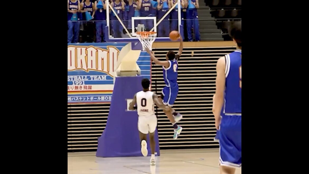 美濃加茂 パスカットから独走ワンハンドダンク🔥会場を湧かせる一撃‼️アブドラ ムハマド（ 2年｜C｜200 cm｜No.6）[東海高校バスケ新人大会2025] #高校バスケ #shorts