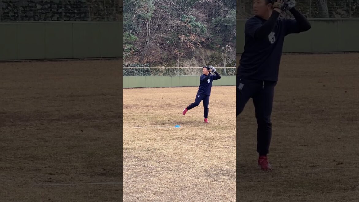 カープ塹江選手　自主トレキャッチボール