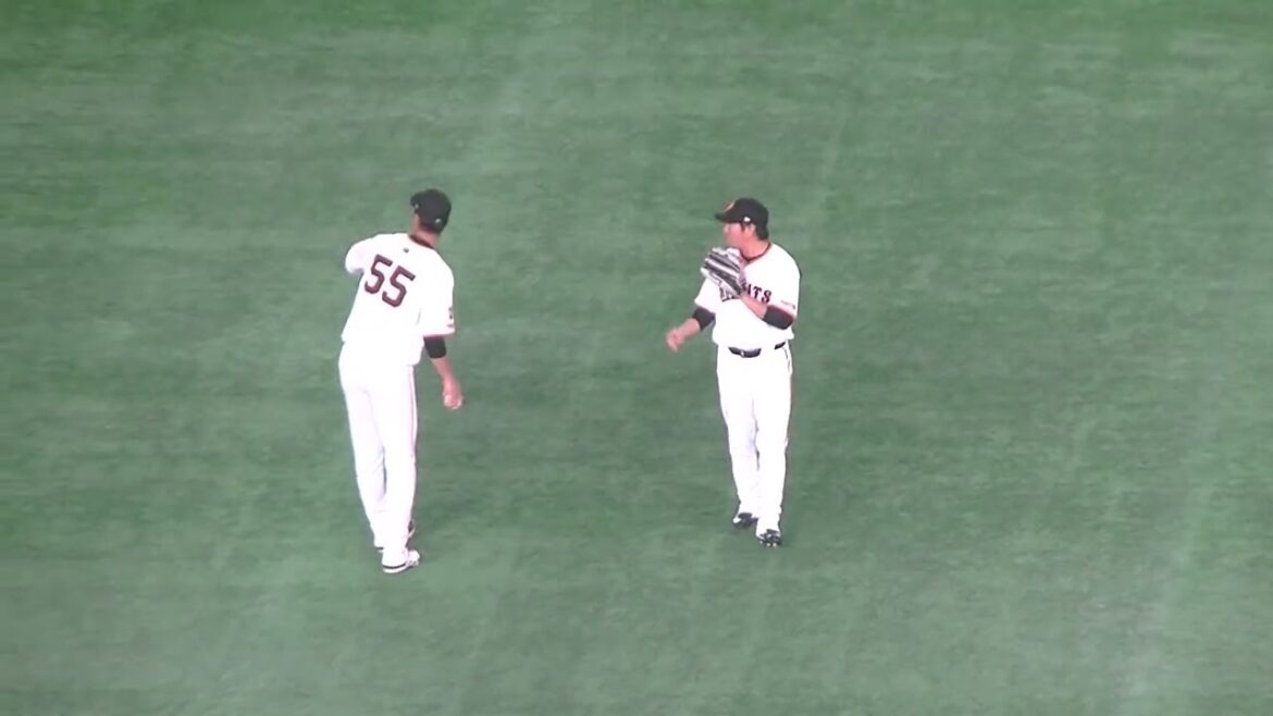 外野の守備に向かう秋広優人や長野久義＜読売ジャイアンツ 対 千葉ロッテマリーンズ 2025年3月21日＞