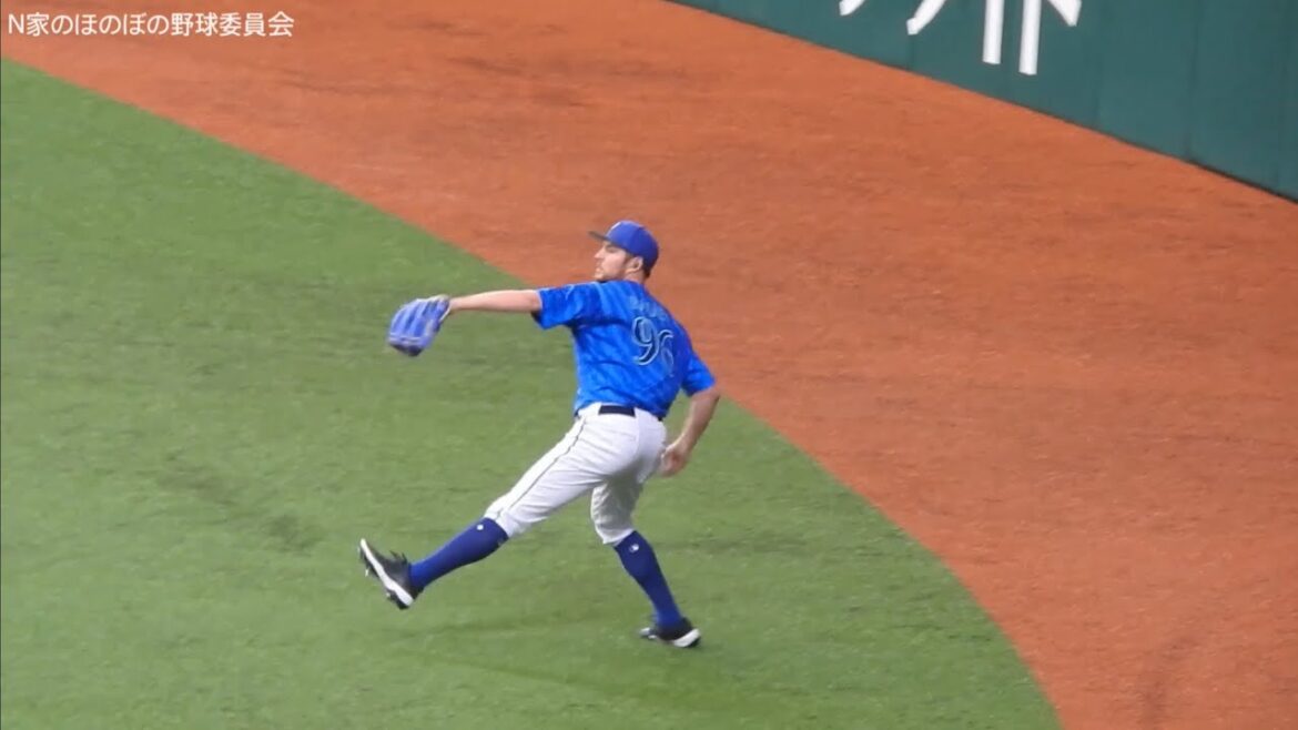 バウアー 試合前 遠投 Trevor Bauer 2025/03/23西武対横浜DeNAオープン戦【埼玉西武ライオンズ】【横浜DeNAベイスターズ】【ベルーナドーム】