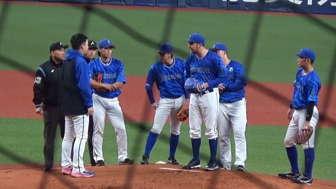 【審判ウォッチ(抗議対応編)】バウアー投手が行ったボークに対し、三浦監督とバウアー投手に説明を行う責任審判の福家英登クルーチーフ【2025.3.9 オリックス vs 横浜DeNA OP戦 @京セラD】 【審判ウォッチ(抗議対応編)】バウアー投手が行ったボークに対し、三浦監督とバウアー投手に説明を行う責任審判の福家英登クルーチーフ【2025.3.9 オリックス vs 横浜DeNA OP戦 @京セラD】