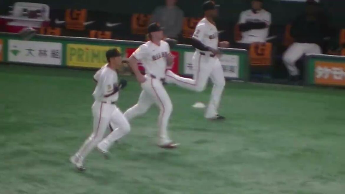 走る坂本勇人＜読売ジャイアンツ 対 千葉ロッテマリーンズ 2025年3月21日＞