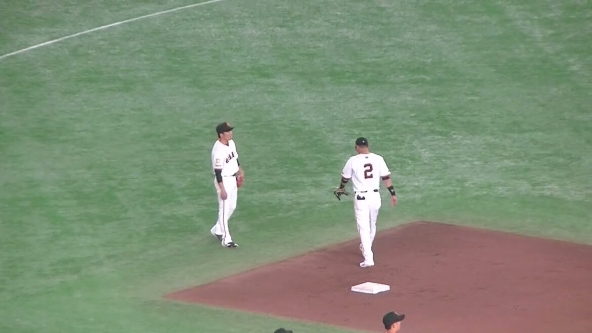 吉川尚輝などのセカンドの守備様子＜読売ジャイアンツ 対 千葉ロッテマリーンズ 2025年3月21日＞