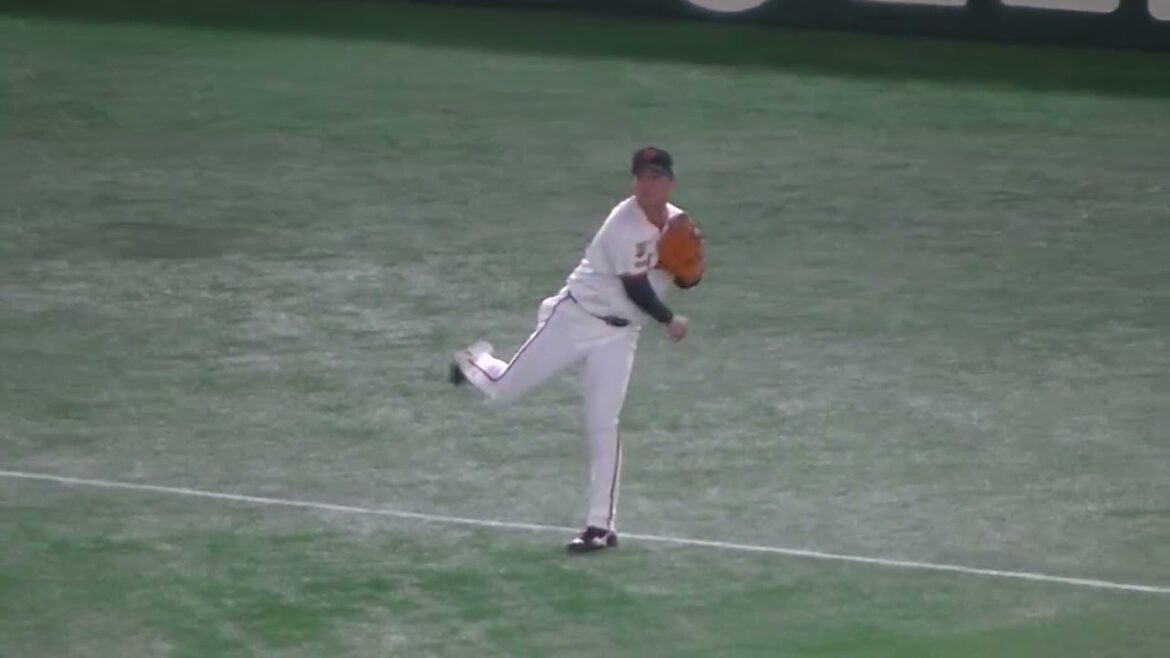 ファーストミットでキャッチボールする中山礼都＜読売ジャイアンツ 対 千葉ロッテマリーンズ 2025年3月21日＞