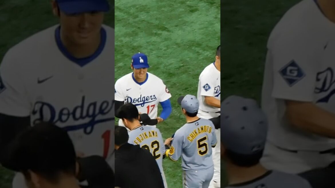 【阪神vsドジャース】対戦の記念にお互いの帽子を交換する両チーム選手 大谷翔平の帽子をゲットしたのは近本