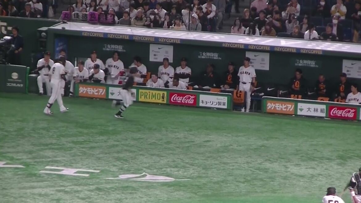 丸佳浩やオコエ瑠偉の打席をベンチで見守る選手たちの様子＜読売ジャイアンツ 対 千葉ロッテマリーンズ 2025年3月21日＞