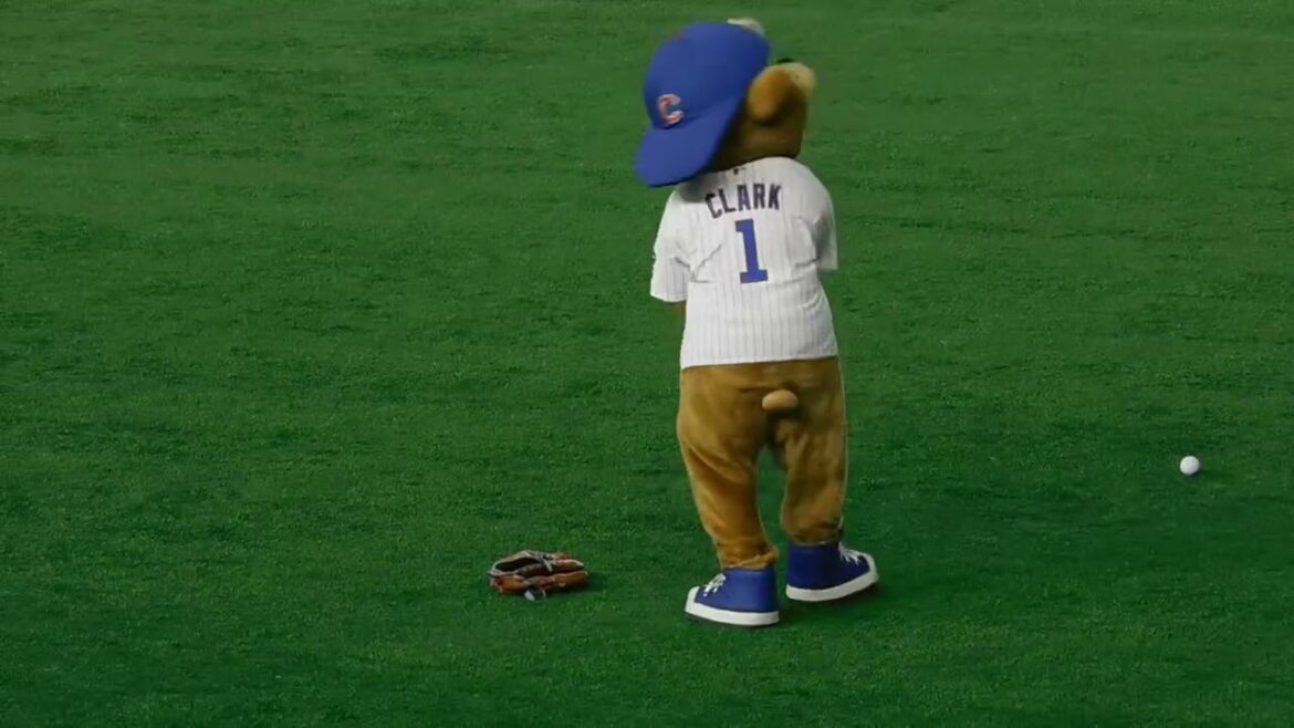 【結構打てるんです】 クラーク 客席へロングティーでボールを打ち込む 【結構打てるんです】 クラーク 客席へロングティーでボールを打ち込む