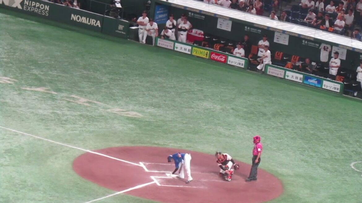 延長10回 伊藤光を三振 拍手送る巨人ベンチの選手たちの様子＜ 読売ジャイアンツ 対 横浜DeNAベイスターズ 2024年9月18日＞