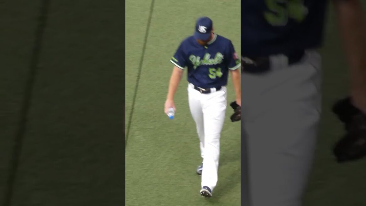 つば九郎  静止芸 からの～ 「オレが先発サイ・スニードだ！」　#東京ヤクルトスワローズ #shorts