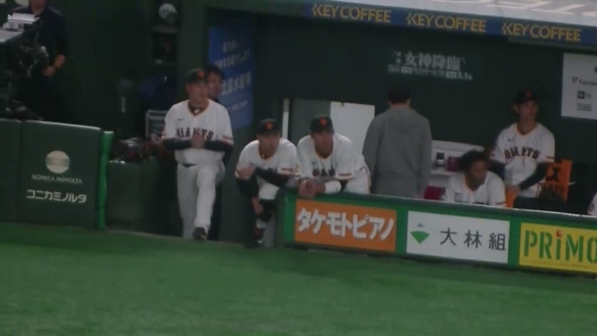 中山礼都の打席を見る浅野翔吾と秋広優人＜読売ジャイアンツ 対 千葉ロッテマリーンズ 2025年3月21日＞