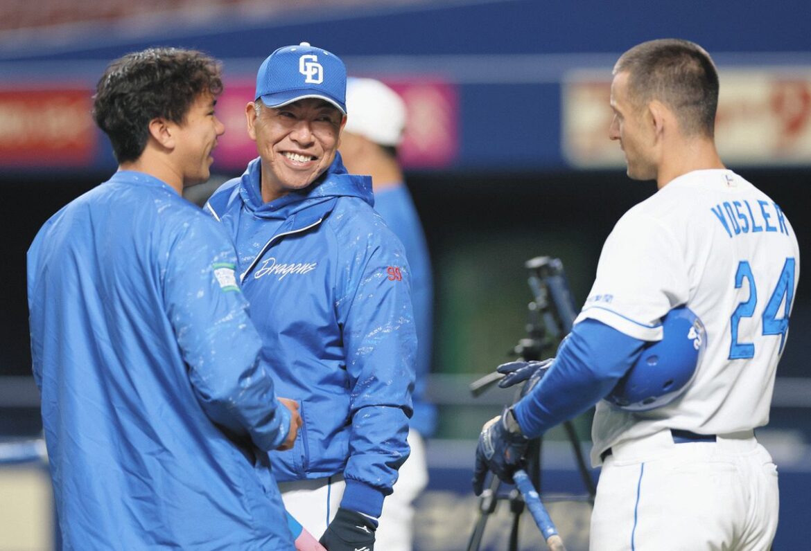 ボスラー（右）と談笑する井上監督（中）