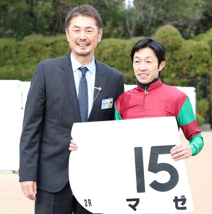 19年1月6日の京都競馬2R、マゼで勝利を上げた吉井オーナー(左)と武豊騎手