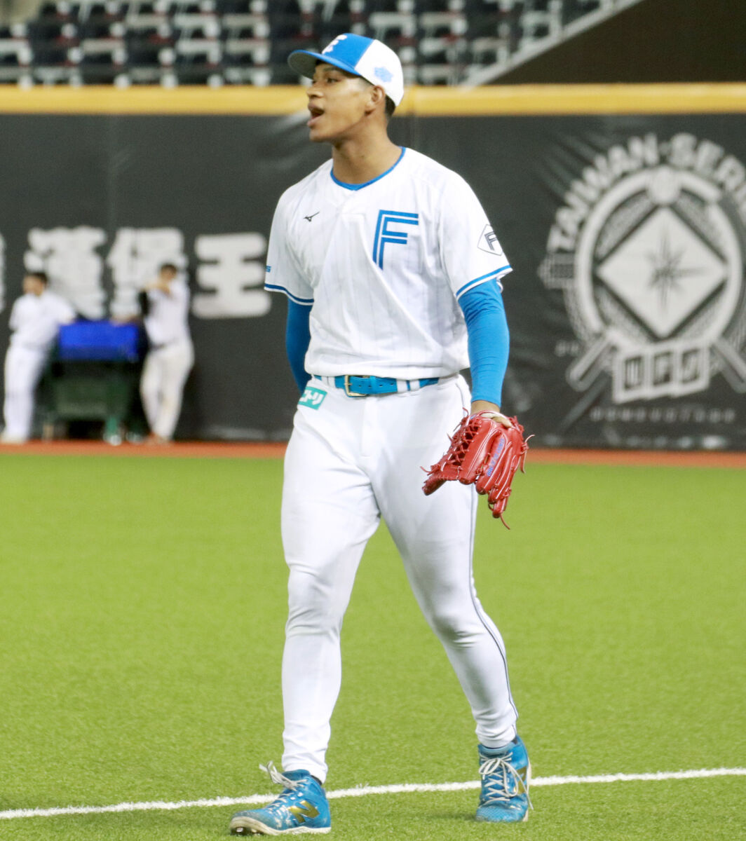 台北ドームで守備練習する万波
