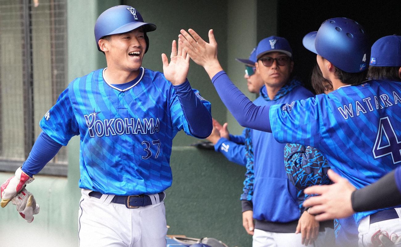 「同級生」度会とハイタッチ。ライバルの活躍は大きな刺激に