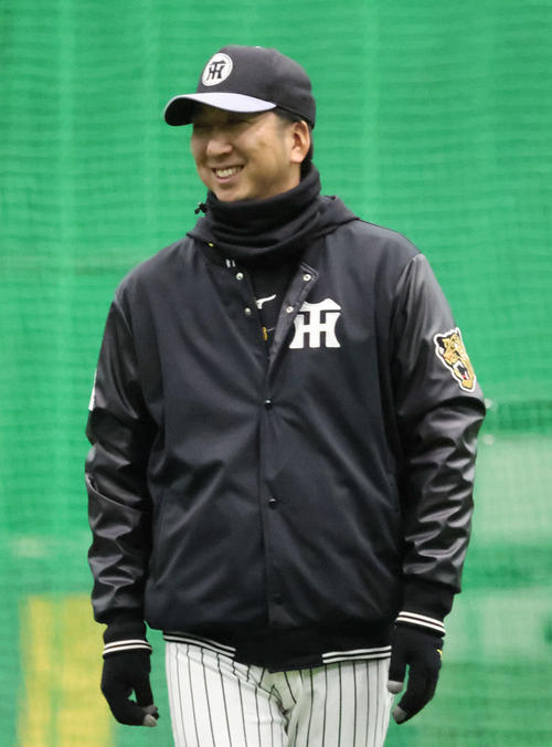 阪神対中日　試合前の練習で笑顔を見せる阪神藤川監督（撮影・西尾就之）
