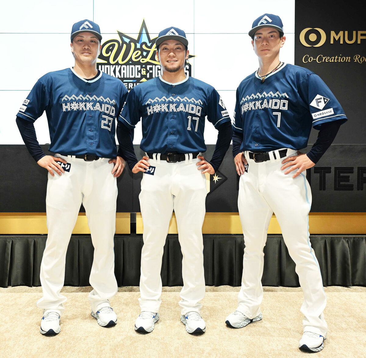 限定ユニホームに身を包む(左から)日本ハムの伏見、伊藤、松本剛