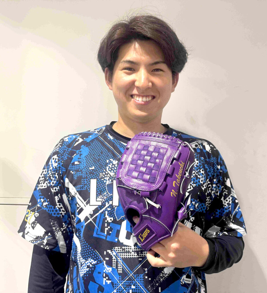 今季仕様のグラブを手にする武内夏暉投手（球団提供）