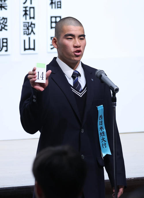 【センバツ】西日本短大付、再びOBの日本ハム新庄監督に観戦呼び掛けも「反応ないんですよ」 – センバツ : 日刊スポーツ 14番の番号札を読み上げる西日本短大付・小川主将(撮影・白石智彦)