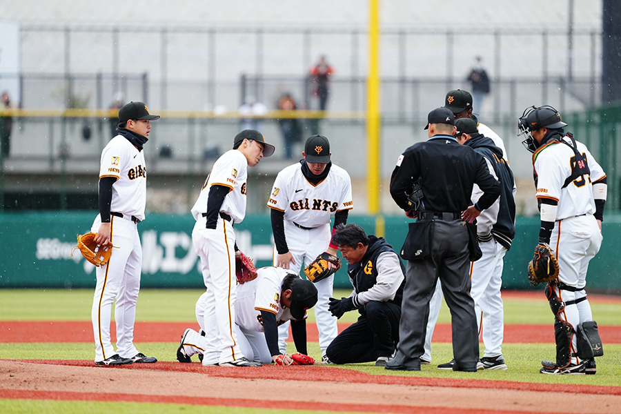 打球が直撃しマウンドに倒れる巨人・又木鉄平（中央）【写真：小林靖】