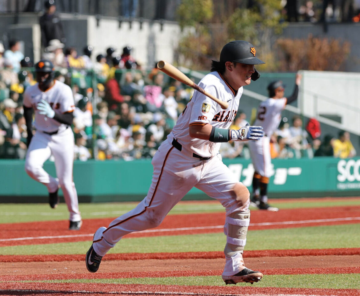 ３回２死二、三塁、適時二塁打を放つ小林誠司（後方は三塁から生還するティマ）（カメラ・中島　傑）