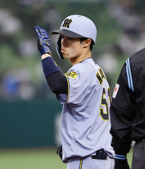 西武対阪神　3回表阪神2死、左前打を放ちポーズをとる中野（2025年3月12日撮影）