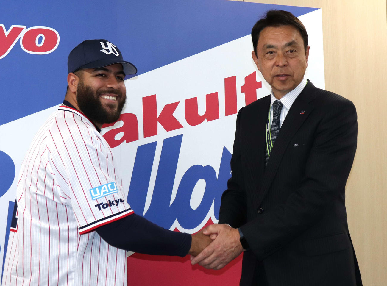 入団会見で小川GMと笑顔で握手