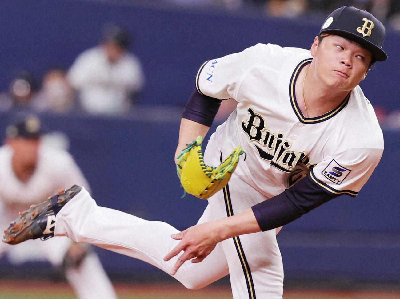 3月7日、巨人とのオープン戦で力投する富山