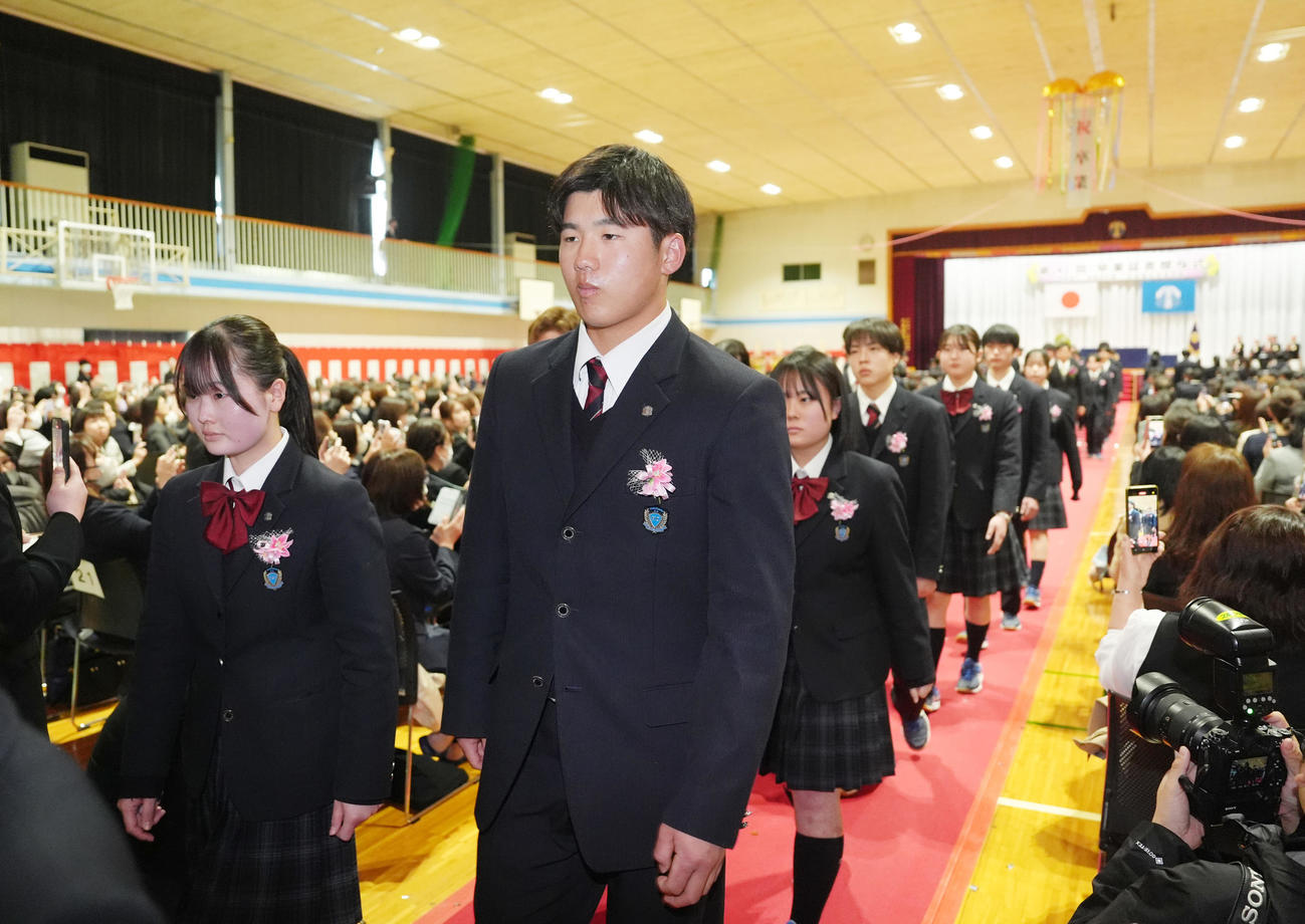 花咲徳栄高校の卒業式を終え、退場する