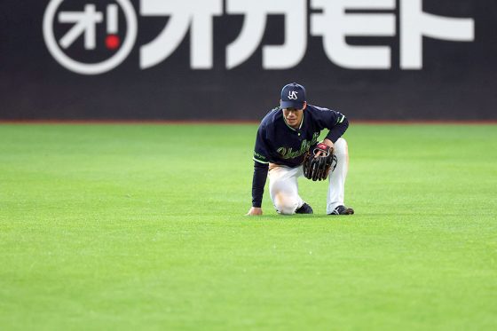 燕・塩見泰隆にアクシデントか 守備でバランス崩して転倒→交代、昨季5月に左膝負傷 | Full-Count 燕・塩見泰隆にアクシデントか 守備でバランス崩して転倒→交代、昨季5月に左膝負傷 | Full-Count