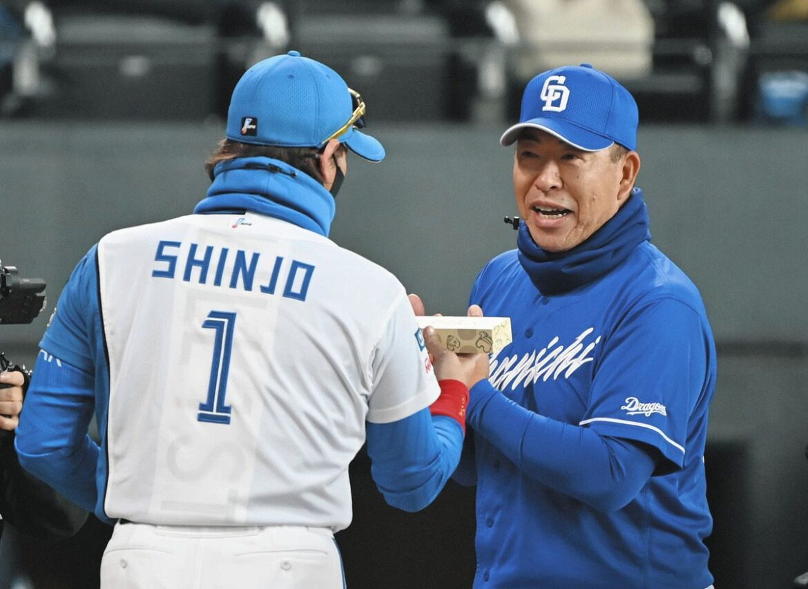 メンバー表を交換する井上監督（右）と日本ハム・新庄監督