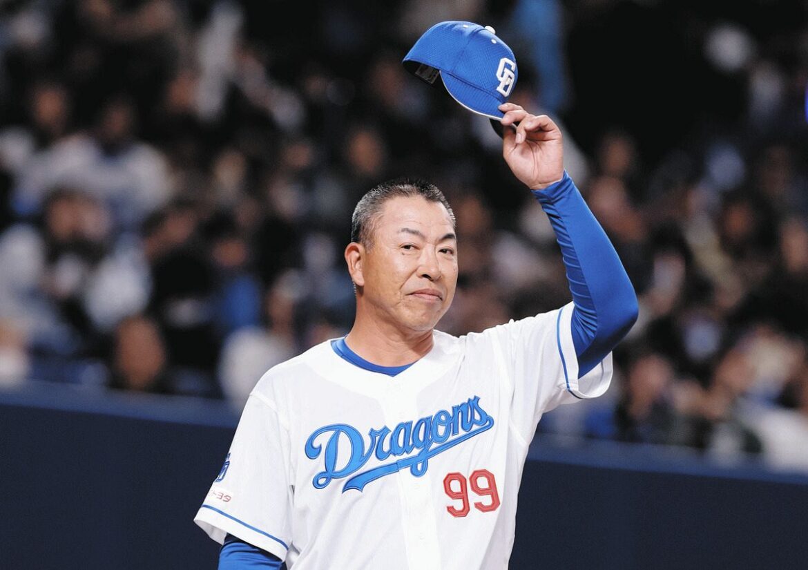 本拠地初勝利を挙げ、ファンの声援に応える井上監督