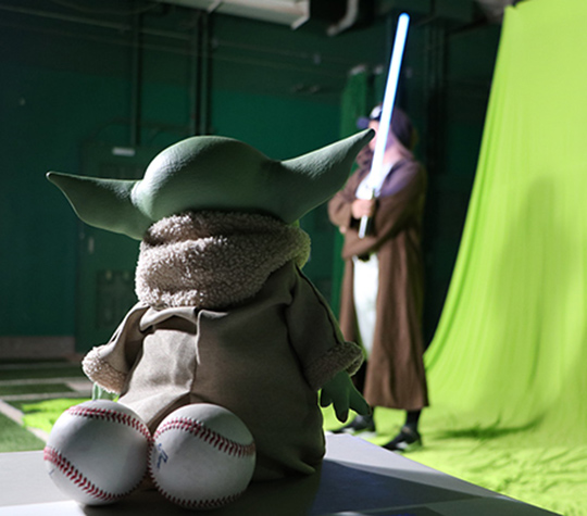 キービジュアル撮影を見守っていたグローグー【写真：筆者撮影】