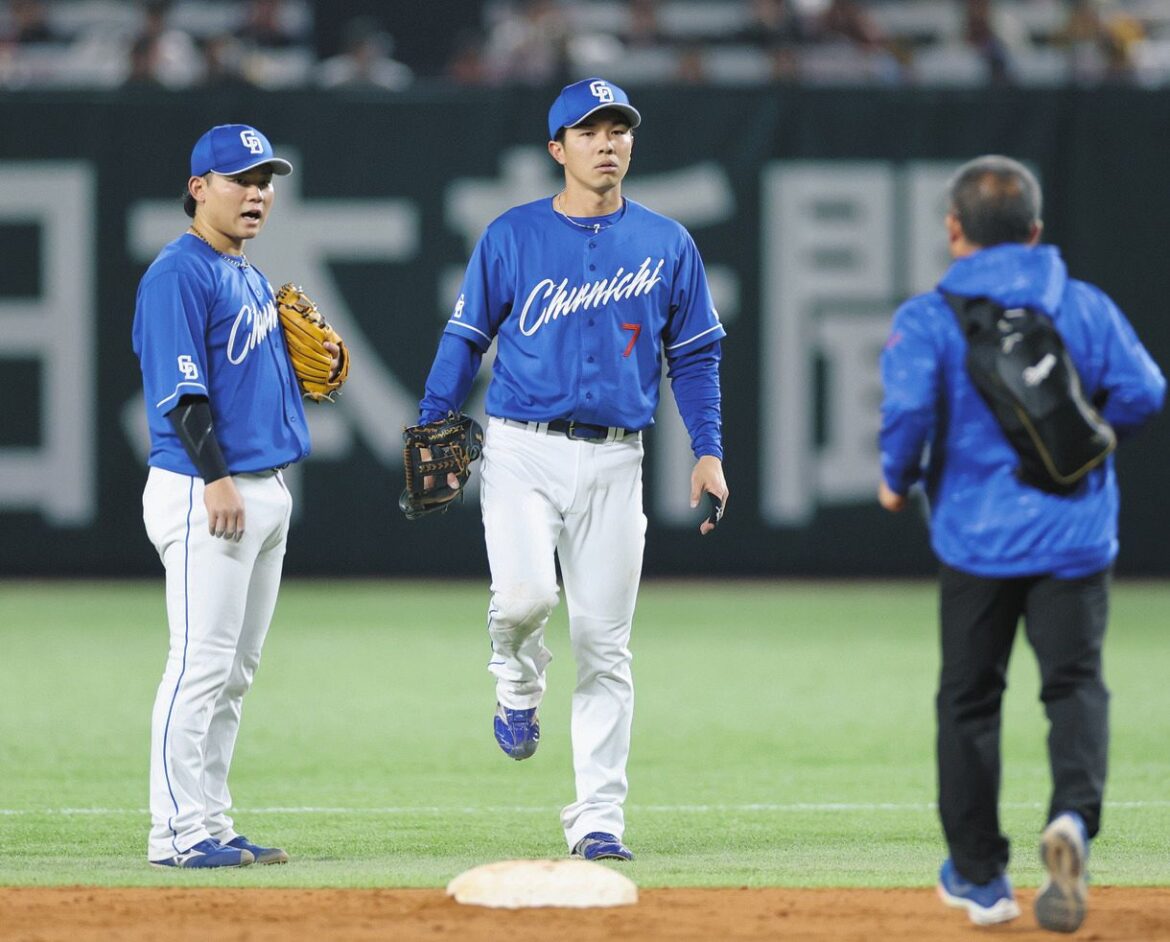 18日のソフトバンク戦、右膝を負傷した中日・福永