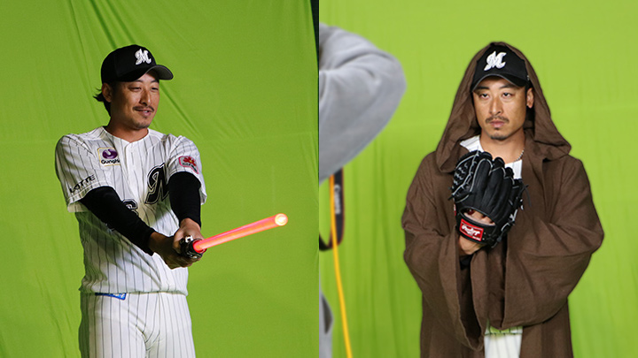 赤色のライトセーバーを振る坂本光士郎投手（左）、ローブを着て投球動作などさまざまなカットに挑戦（右）【写真：筆者撮影】