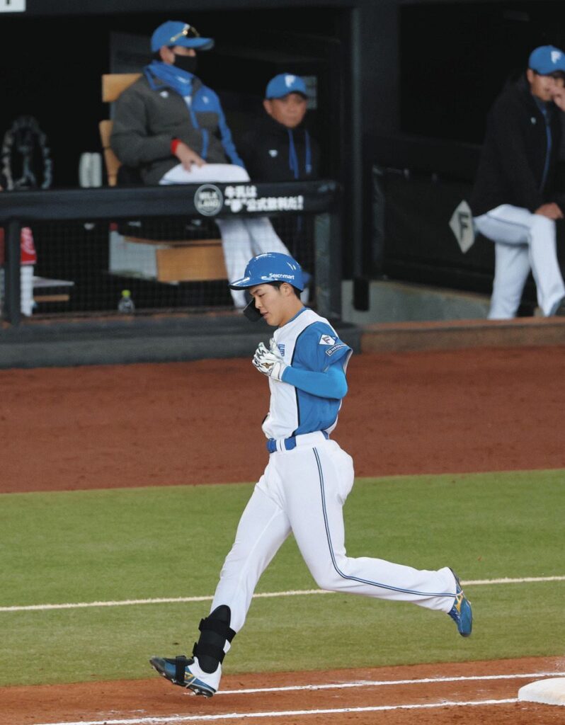 【日本ハム】二刀流期待のドラフト1位・柴田獅子、3番指名打者でオープン戦初出場、無安打も「本当にいい経験、新鮮で楽しかった」 – 中日新聞 3回裏2死、一ゴロに倒れた日本ハム・柴田。後方は新庄監督