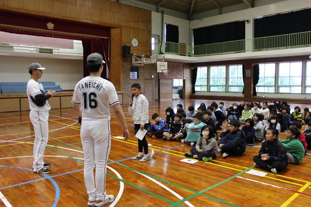 ロッテ選手 児童と交流 糸満・高嶺小、野球技術を伝授