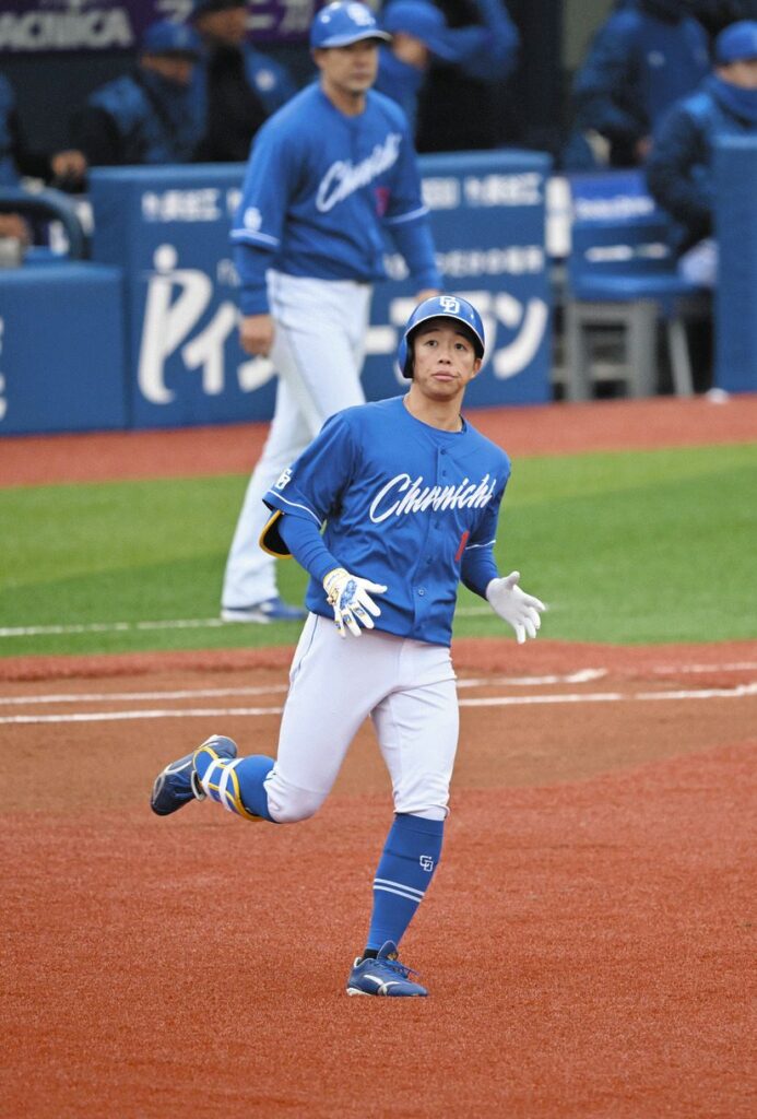 ４回表２死満塁、岡林が中飛に倒れる
