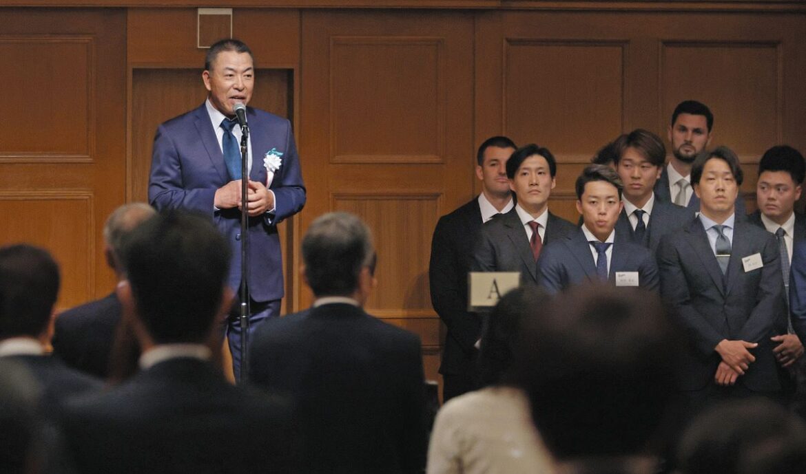 中日ドラゴンズ激励会であいさつする井上監督（左）