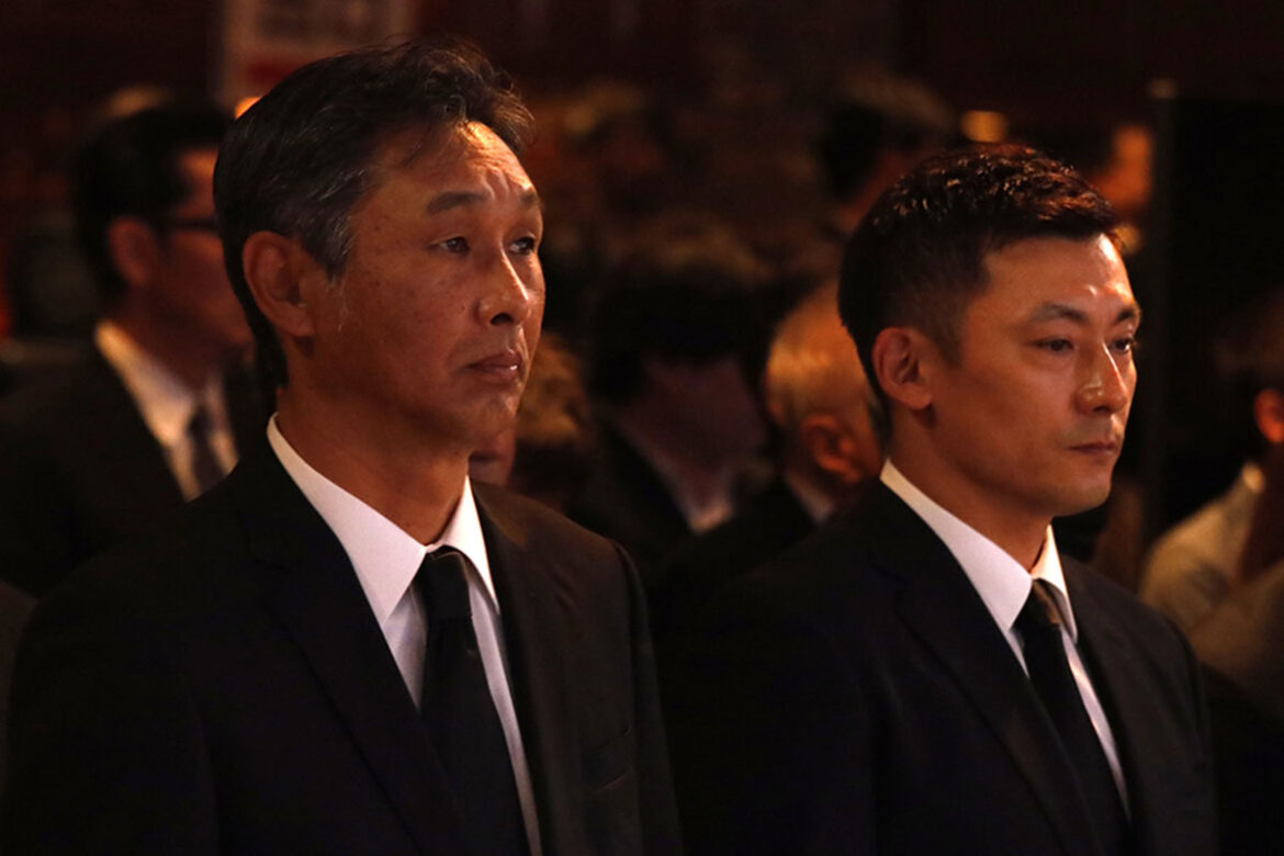 お別れ会に参列した埼玉西武ライオンズの西口文也監督（左）と栗山巧