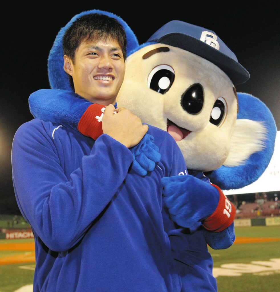 試合に勝利し、ドアラに抱きつかれて笑顔を見せるチェン＝２０１０年、Ｋスタ宮城で