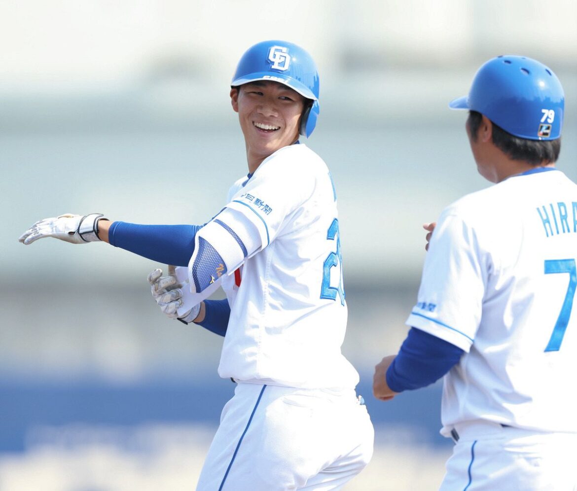 ５回裏、右前打を放ち笑顔を見せる中村