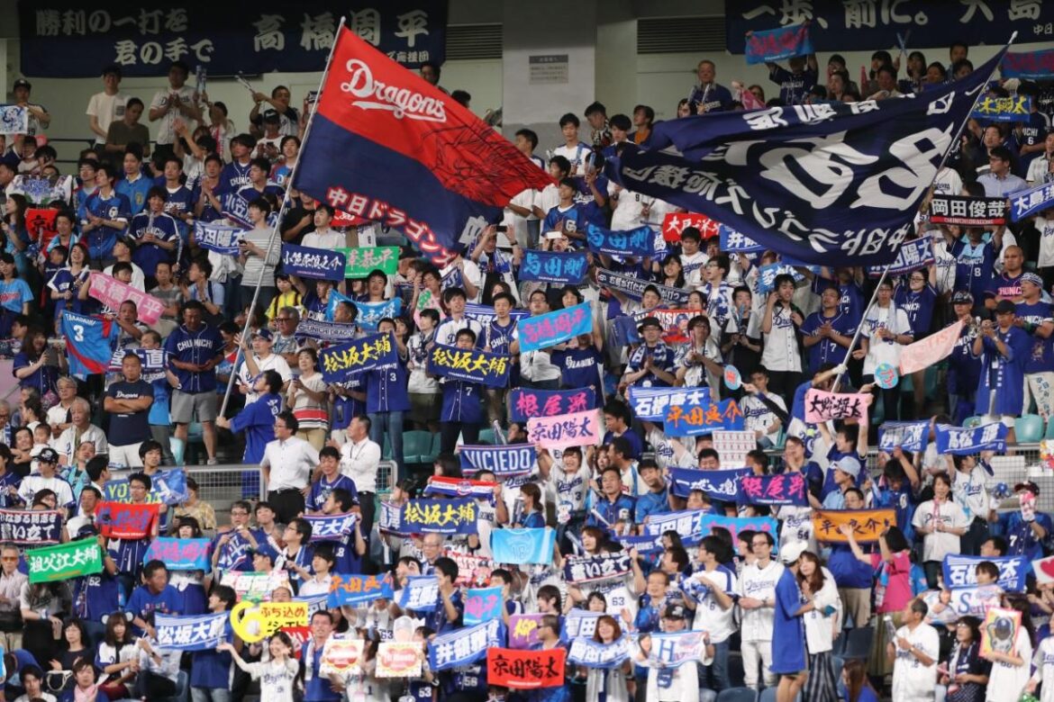 ナゴヤドーム（当時）のスタンドで盛り上がる中日ファン（写真は2019年、時事通信フォト）